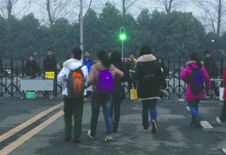 昨日清晨，晨跑的学生前往打卡