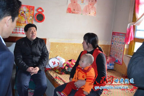 白银市纪委书记张建平深入农户家中交谈