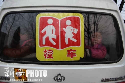 淮北交警查获最牛校车 荷载6人却塞了21个幼
