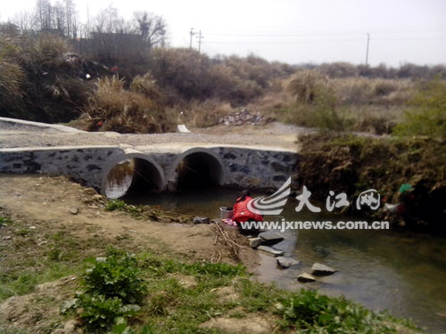 一下雨 村民只能蹲在家看海(图)