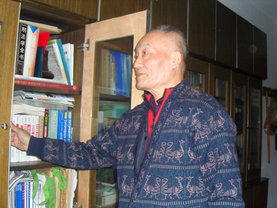 王慧中老人在自己家中