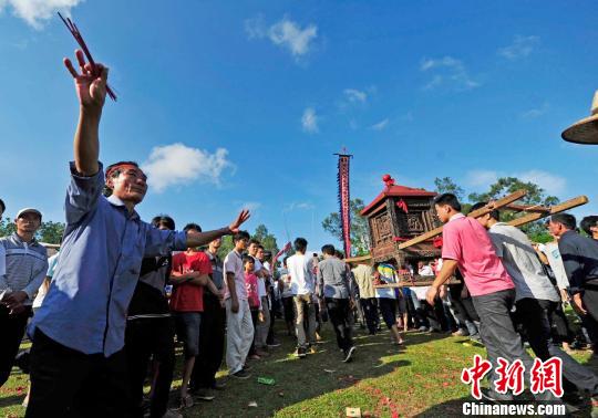 3月19日，海南定安民俗节庆“闹军坡”。　骆云飞　摄