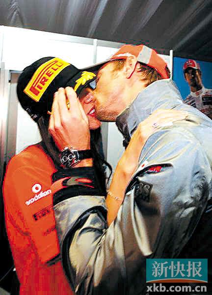 亲吻女友 夺得揭幕战冠军，迈凯轮车手巴顿赛后高兴地吻女友杰西卡。