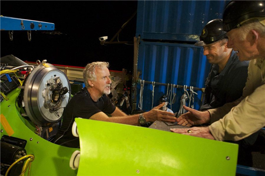 卡梅隆下潜到了35756英尺深处，这是全世界海洋无可比拟的深度极限。