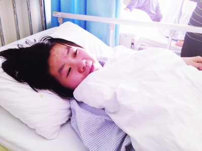 刚刚做完脑垂体瘤手术的陈玉薇露出了术后的