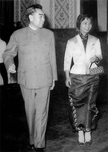 一九六三年,陈毅夫人张茜和周恩来一起步入人民大会堂。
