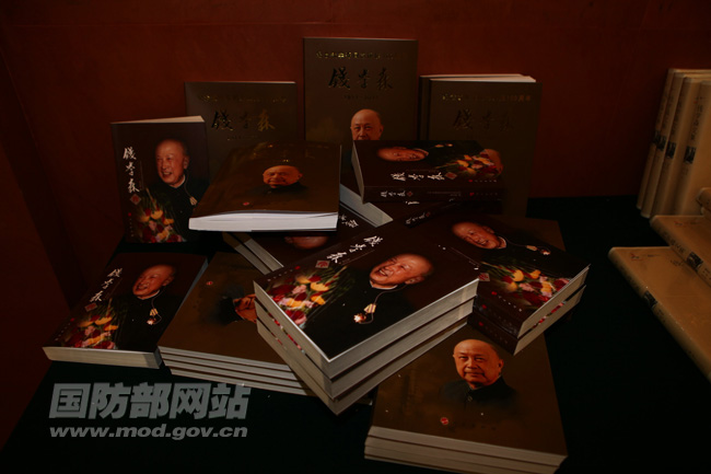 《钱学森传》、《钱学森》画册和《钱学森文集》3部书,由国家新闻出版总署牵头,总装备部负责编纂。解放军报记者张晓祺摄