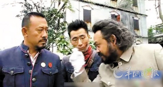 与姜文(左)在《让子弹飞》中合作