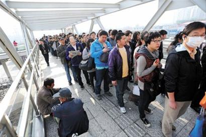 据悉,6号线年内新增5列列车,拥挤现象将得到缓解。图为6号线巨峰路站外排起长队