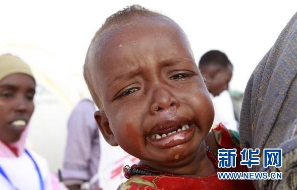 8月1日,在索马里和肯尼亚边境的达达布难民营,一名儿童在接种疫苗。(图片来源:新华网)