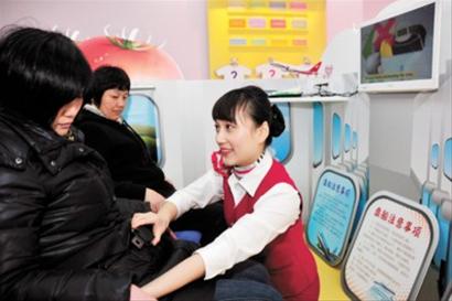 上海首个社区安全体验馆开放 空姐护士讲解示