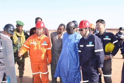 听取项目负责人介绍安保措施