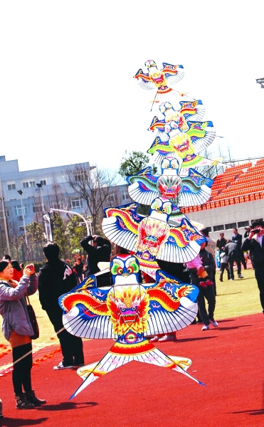 3月24日,浙江余姚市民在放风筝.