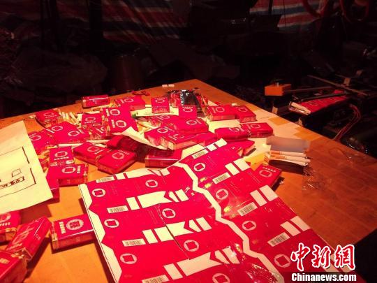 成品假烟&ldquo;红双喜&rdquo;。（赖诗文 摄）