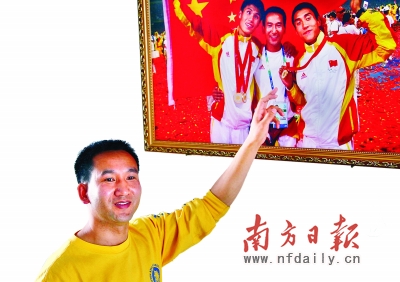 汪成荣家中挂着他在2008年北京残奥会上和弟子的合影。