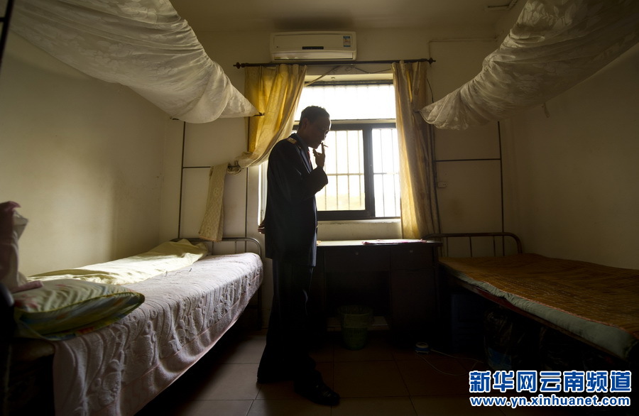 3月6日,王学义一个人在车站值班室休息。新华社记者 李晓果 摄