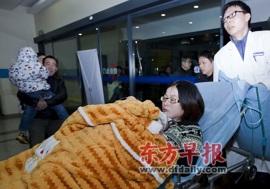 护车送抵上海救治,在复旦大学附属儿科医院,医
