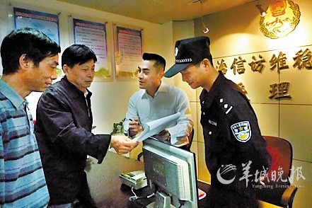 “和事佬”刘湘南(左二)和片区民警沟通