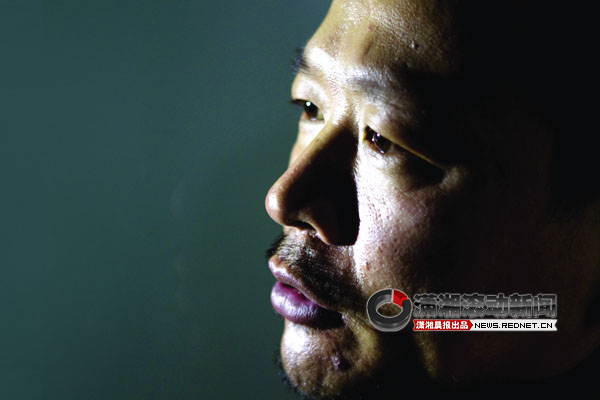 昨日，天心区法院，李铁兵接受采访。图/记者沈荣华