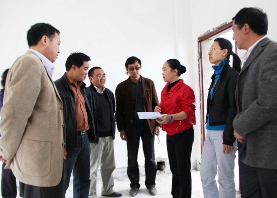 周碧奋(右3)对教育部门提出要继续加强对工程质量管理