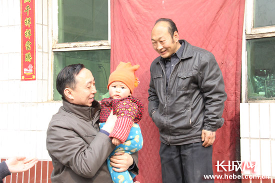 驻村干部李清榜在任县任城镇东县南村村民家中实地走访。长城网 贺宏伟 摄