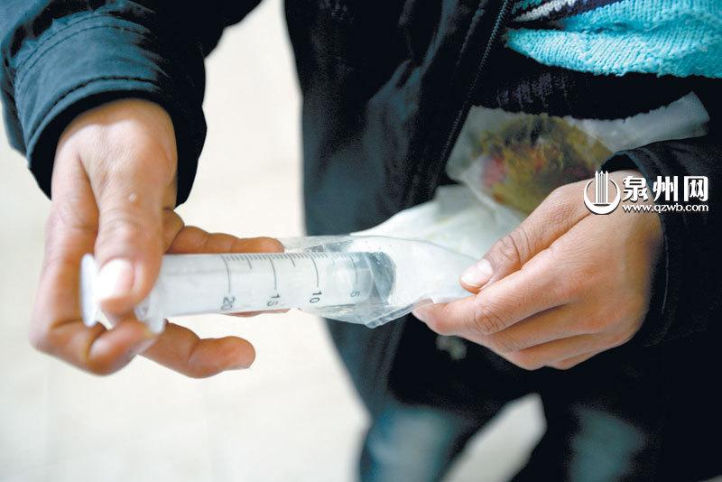 先天无肛受尽嘲笑