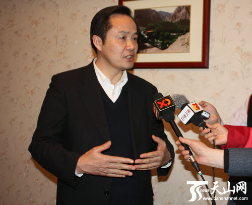 上海市政协办公厅主任张培基接受记者采访。