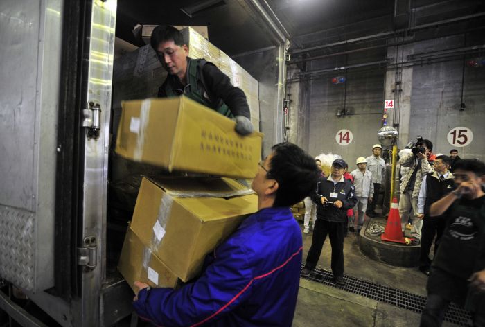 3月12日,工作人员在台北市木栅焚化厂搬运即将销毁的含“瘦肉精”的肉制品。