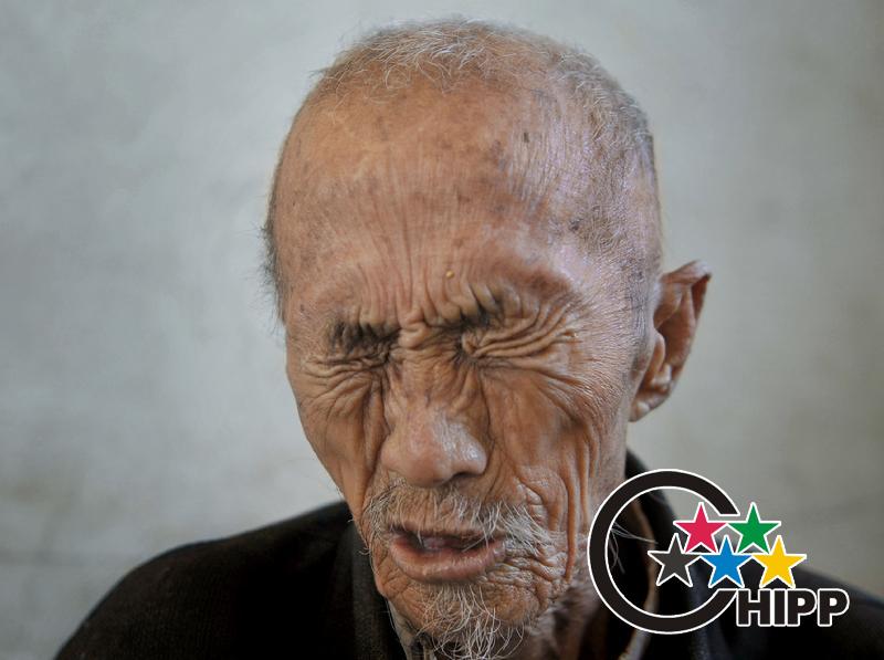 李松合,88岁,中国山东省高密市人,1944年至1945年日本明治矿业昭和矿业所劳工,晚年瘫痪在床。(2010年10月2日摄)