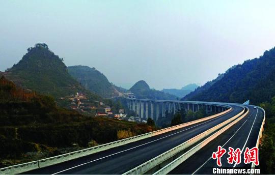 湖南吉（首）茶（峒）高速公路正式建成通车。