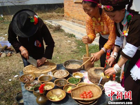 阿昌族民众正在制作过手米线。　杨洋　摄