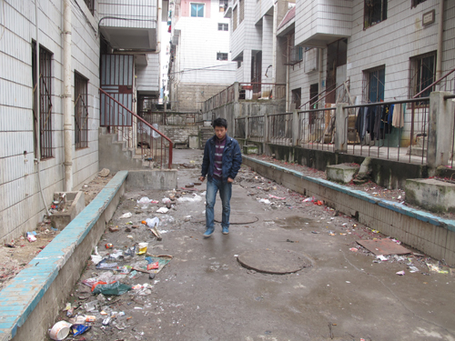 笔山小区清洁工作停摆 小区垃圾遍地