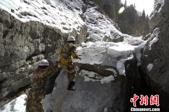 图为新疆巴州以及和静县救援人员向雪崩地点进发。