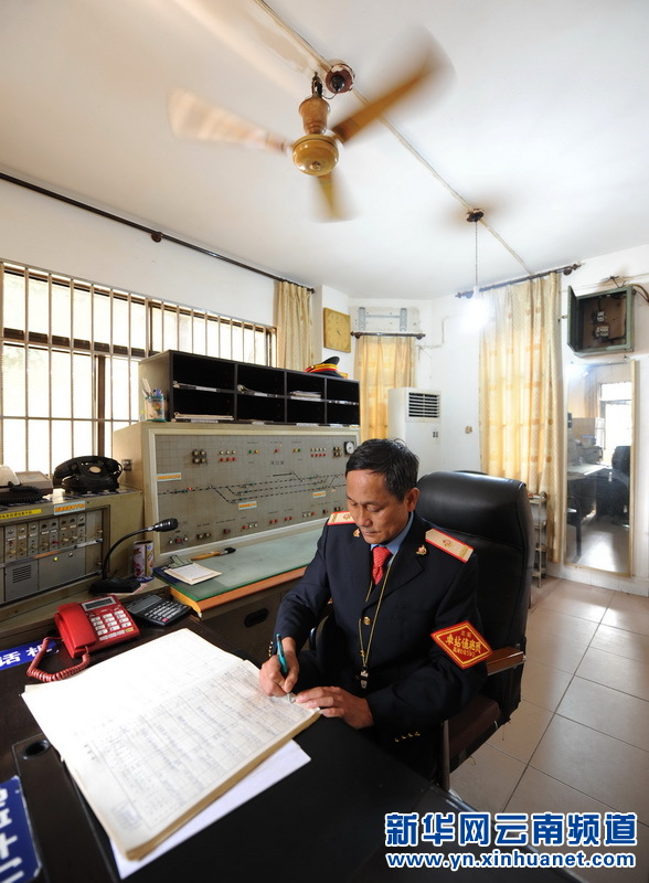 3月6日,王学义在登记当天的行车情况。新华社记者 秦晴 摄