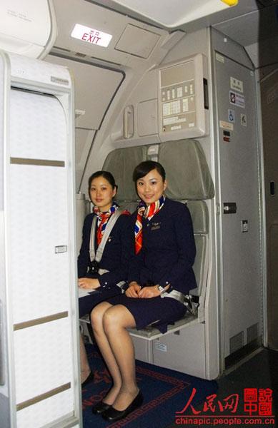 实拍:空姐在飞机上究竟都忙些啥