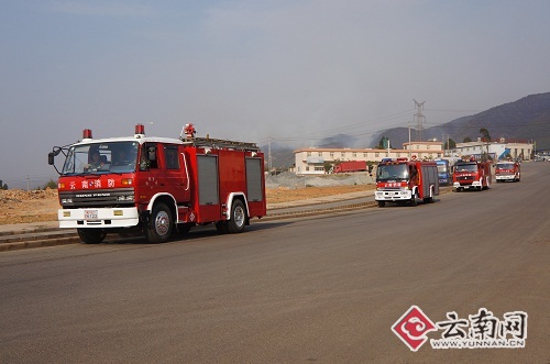 新一批消防官兵抵达火场周围待命