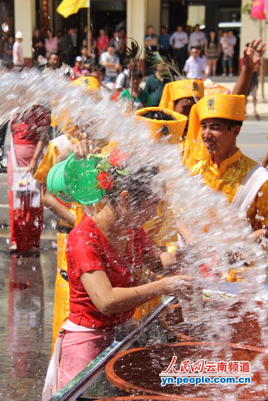 高清组图:2012中国·德宏瑞丽泼水节全城狂欢_资讯频道_凤凰网