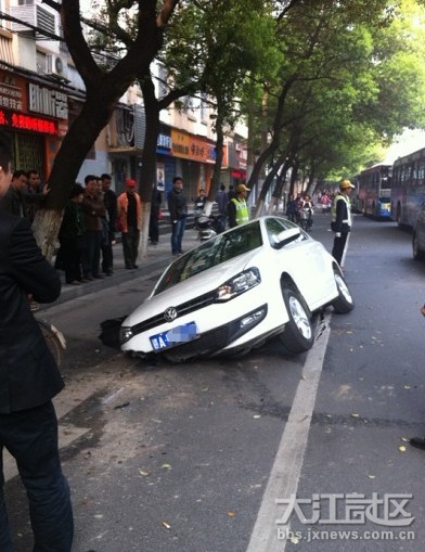 南昌市南京西路发生地陷 一辆小轿车陷入大坑