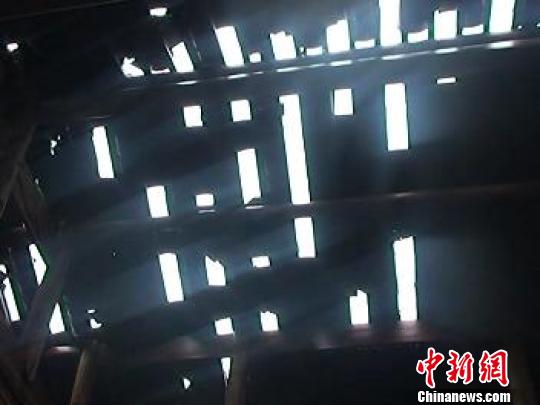 南平市卫闽镇提供图片,卫闽镇遭遇强对流天气,部分房屋瓦片受损坏。