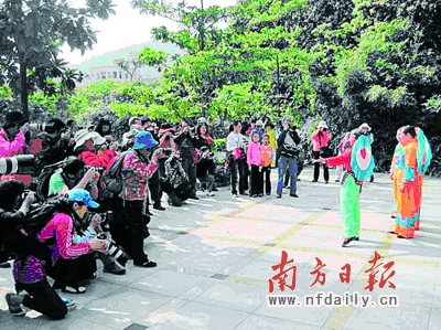 村民们观看客家山歌。资料图片