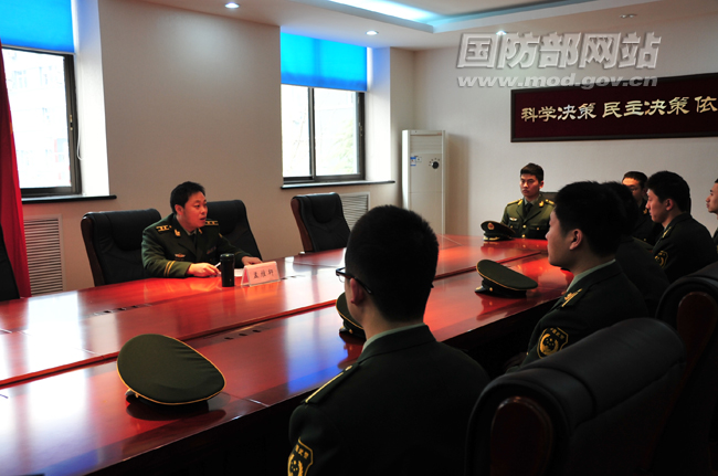 蔡东桦到达支队机关后,相关领导为分配在该队的国防生进行事项安排。