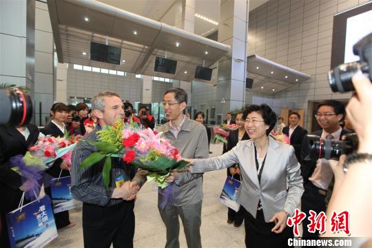 三峡游客换乘中心迎来第一位体验游客。　邓立中　摄