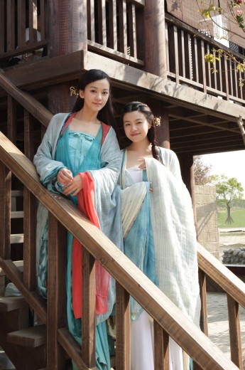 陈意涵（左）、陈研希拍摄《花漾》的古装戏服内不能穿内衣，仅以胸贴、肚兜上阵。