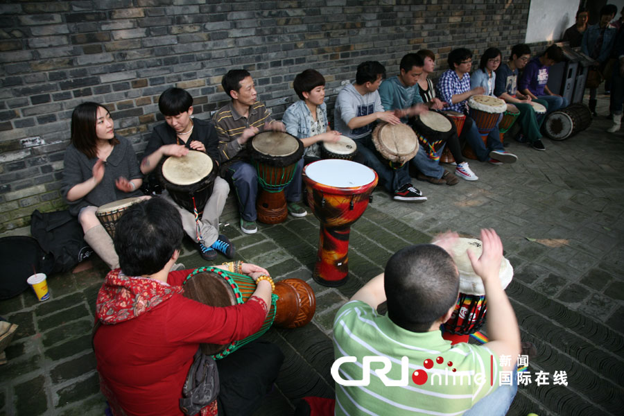 年轻人也经常聚集于此表演节目 (摄影:王智)