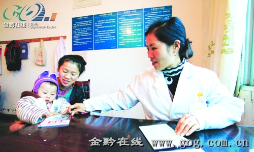 正在给孩子看病的李春燕。