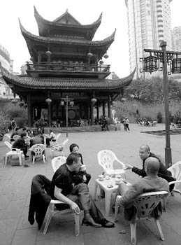 　　通远门城墙上的坝坝茶 本组图片由记者 张永波 摄