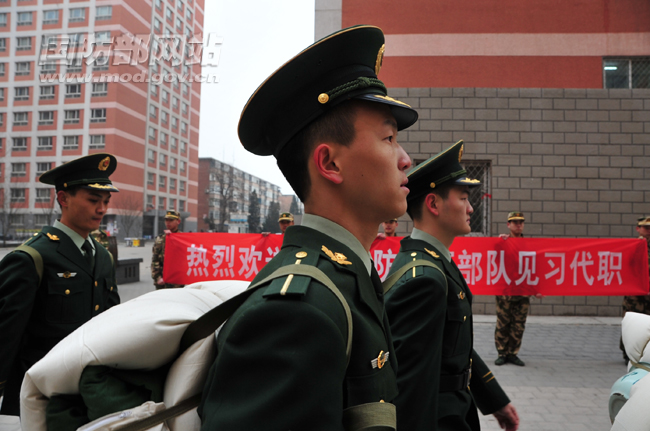 出发了,蔡东桦昂首走过带有“热烈欢送2008级国防生赴部队代职见习”的条幅。