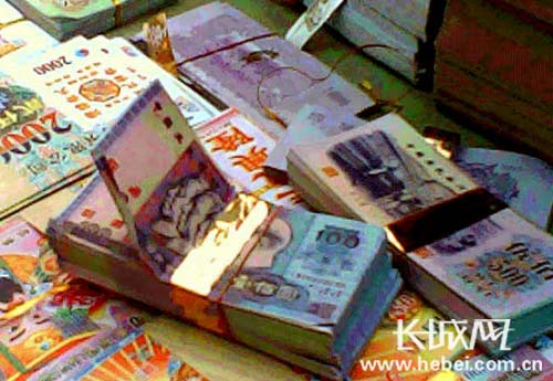 冥币上的领袖头像，足够以假乱真。 孙海龙 摄