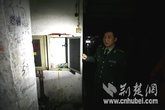 武汉市汉正街最大鞋城火患严重遭查封