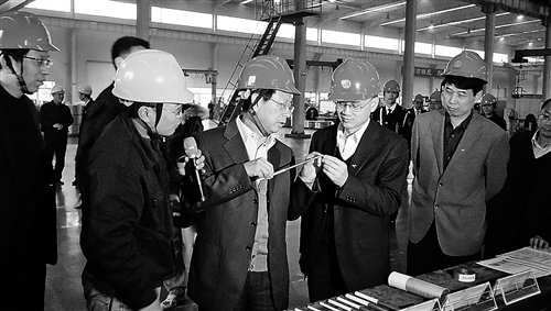 2010年4月，全国人大常委会副委员长、民建中央主席陈昌智在渝考察民建会员企业。